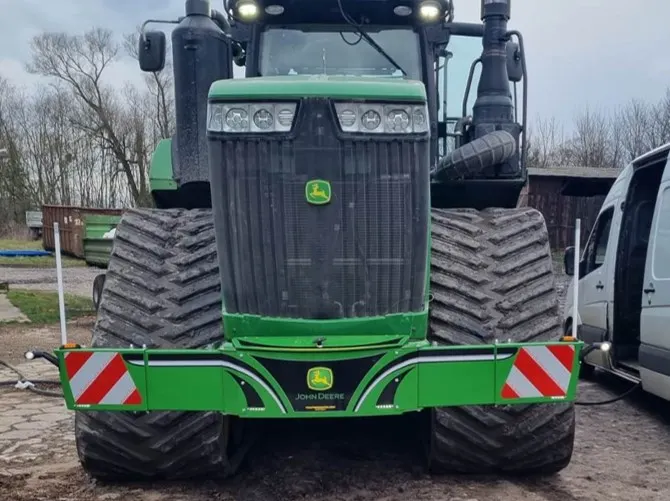 John Deere crawler tractor with Agribumper