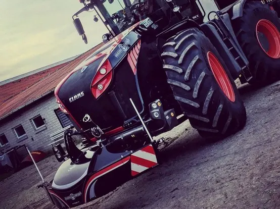 Claas Xerion 4000 in company colors