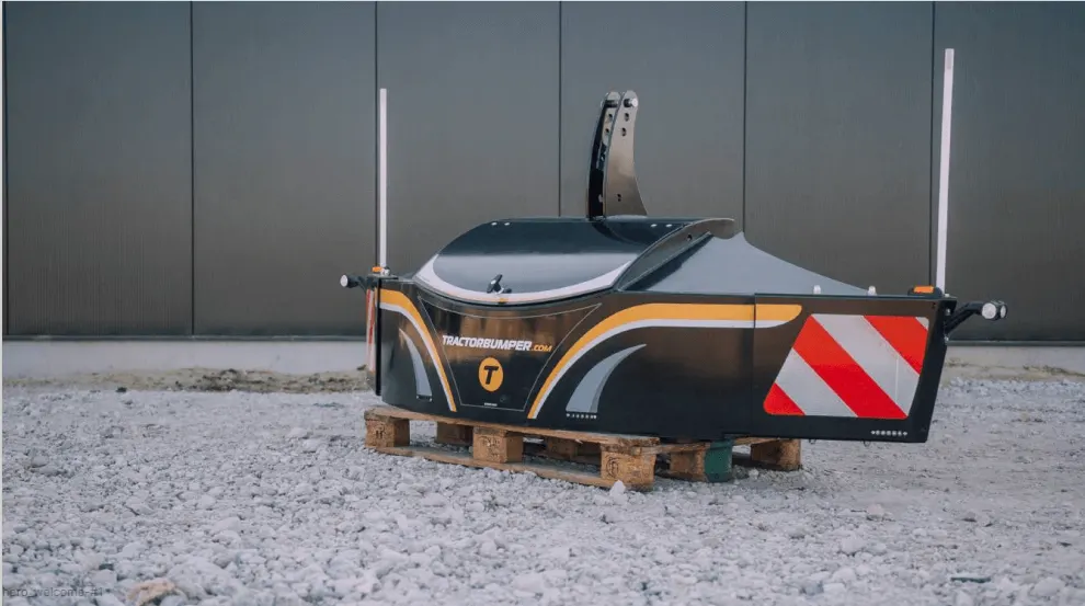 XL Box with a 300-liter toolbox in the middle
