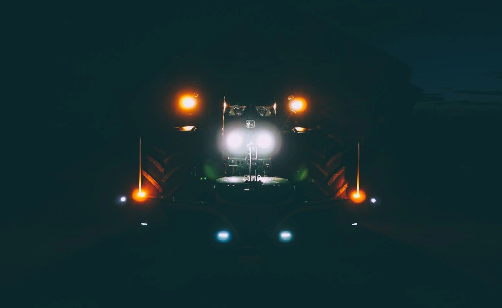 Tractor LED width lights for exact width marking