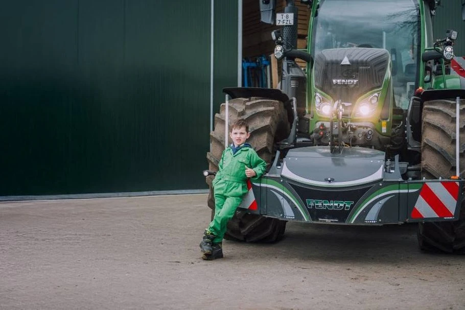 Fendt front weight with Fendt logo design and colours