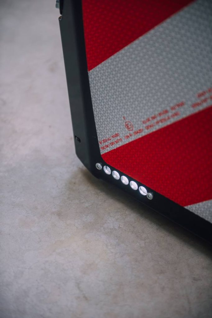 Integrated LED contour lights.